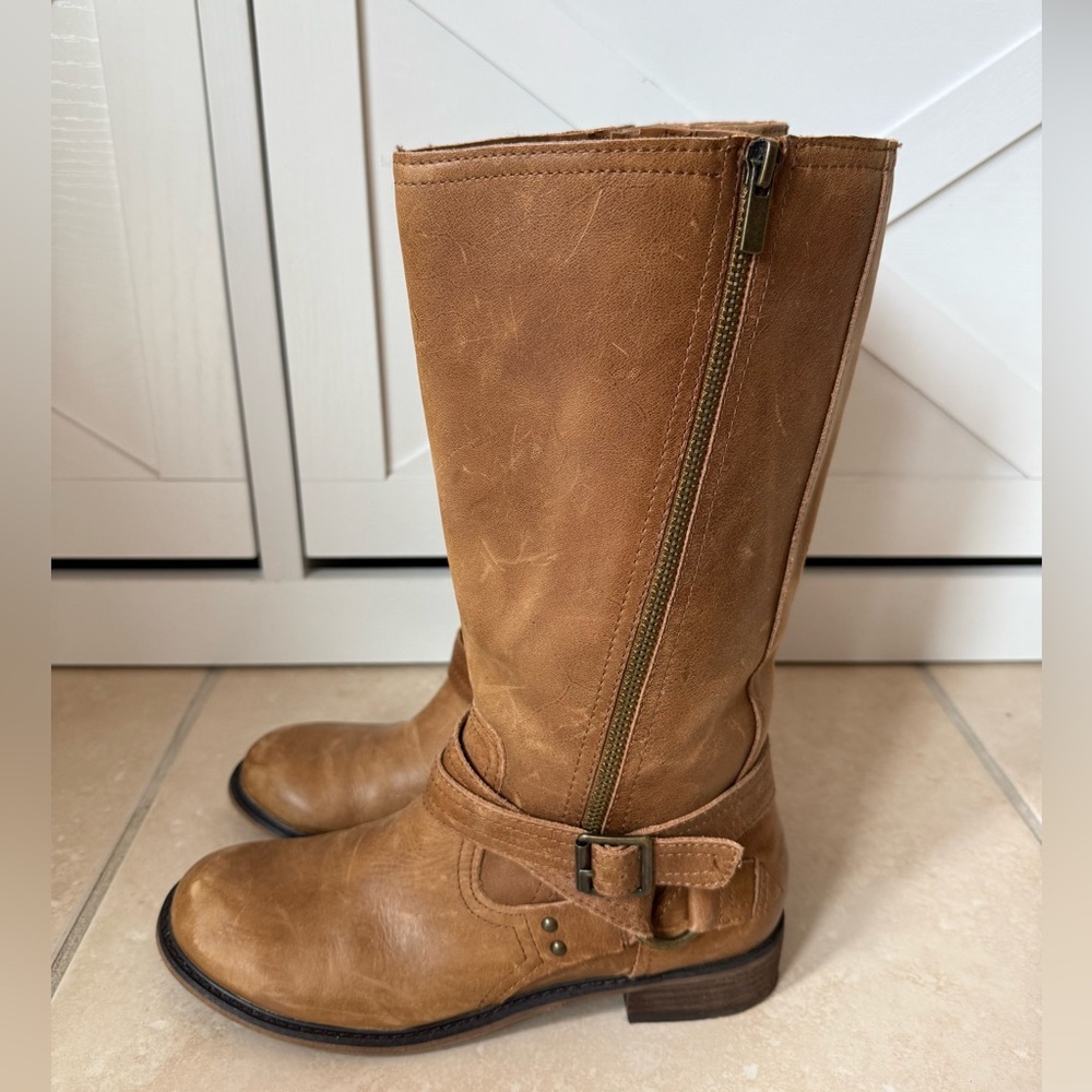 GINGERBREAD COLOR DISTRESSED LEATHER GIANNI  BINI RIDING BOOTS.